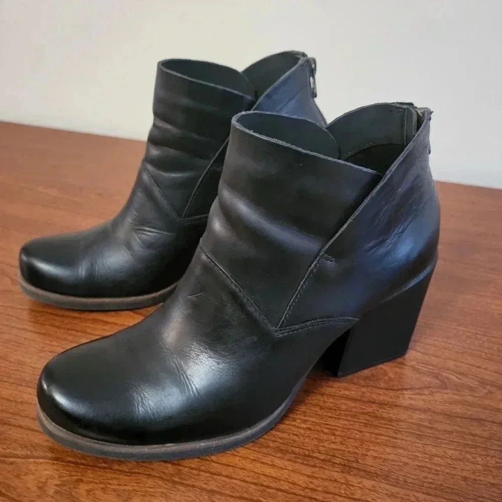 Korks by Kork Ease Leather Dyoma Black Chunky Block Heel Booties(7.5)
